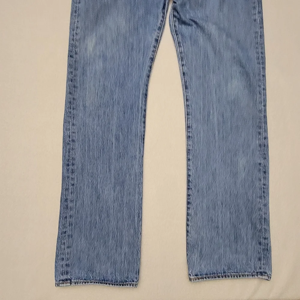 Levi's 501 Jeans men's 34x34 Original Straight Fit Button Fly Light Blue Denim - Picture 2 of 16